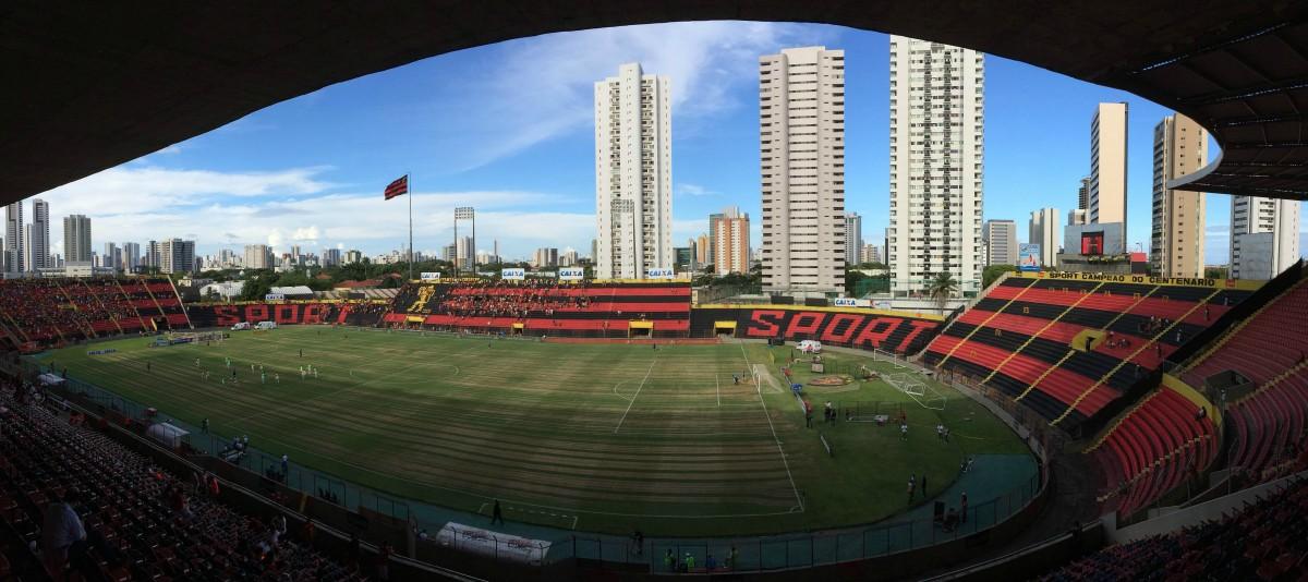 Polícia Militar de Pernambuco culpou a estrutura do estádio da Ilha do Retiro pela confusão que deixou 60 feridos nas arquibancadas no clássico pernambucano ( )