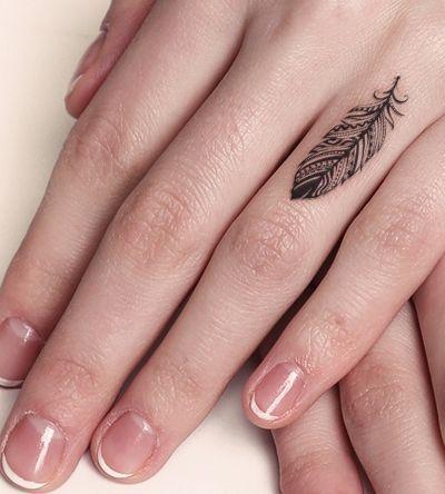 Tatoo nos dedos estão em alta (Divulgação)