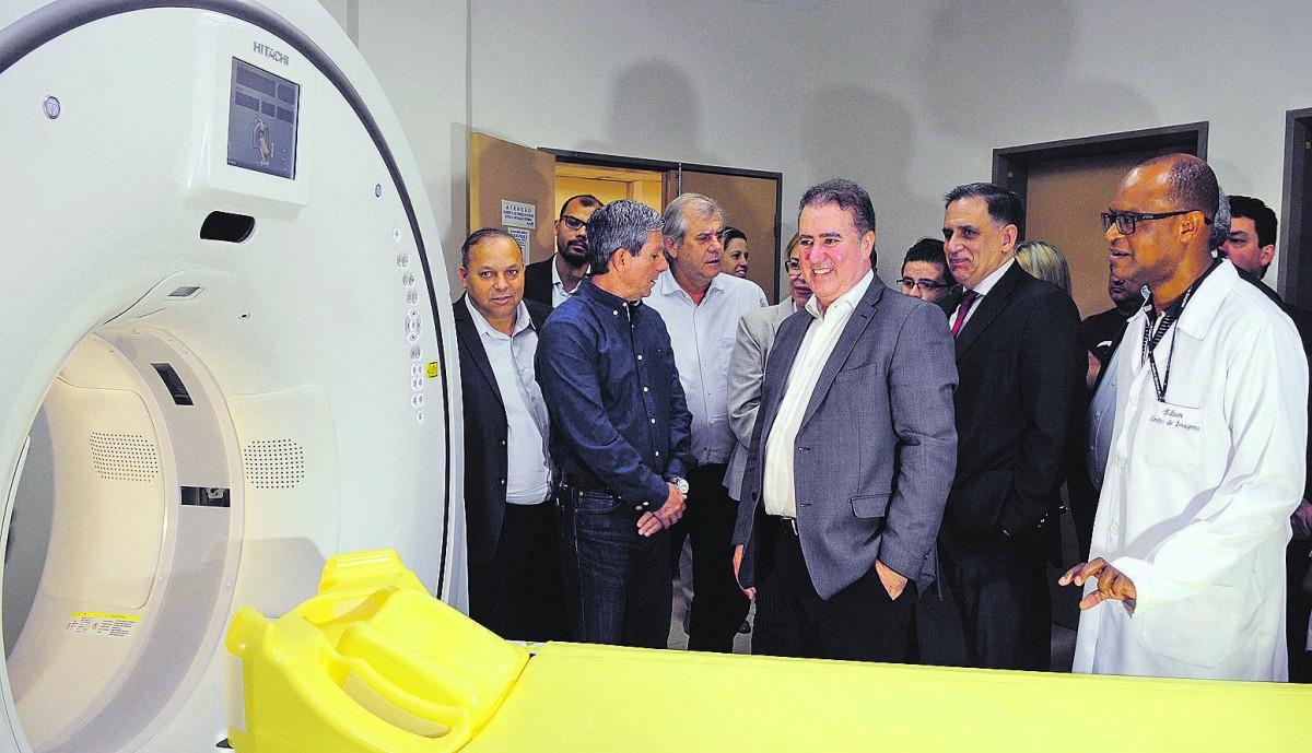 Durante anúncio das melhorias e de novo concurso para médicos, Jonas apresenta equipamento de última geração já em uso na rede pública  (Matheus Pereira/Especial para AAN)