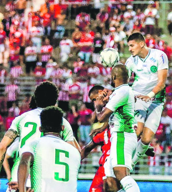 Philipe Maia e Edson Silva sobem para afastar a bola da área bugrina: time conseguiu buscar o empate (Pei Fon/EC)