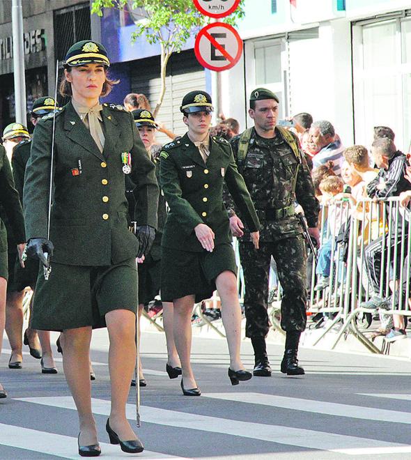 Desfile cívico-militar em comemoração aos 196 anos da Independência do Brasil, iniciado pontualmente às 8h, reuniu cerca de 20 mil pessoas nas calçadas da Avenida Francisco Glicério (Thomaz Marostegan/Especial para a AAN)