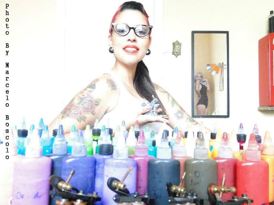 "Quando é a primeira tatuagem, a pessoa procura um significado sentimental, fica preocupada para que seja a escolha perfeita", conta a tatuadora Caroline Coli (Divulgação)
