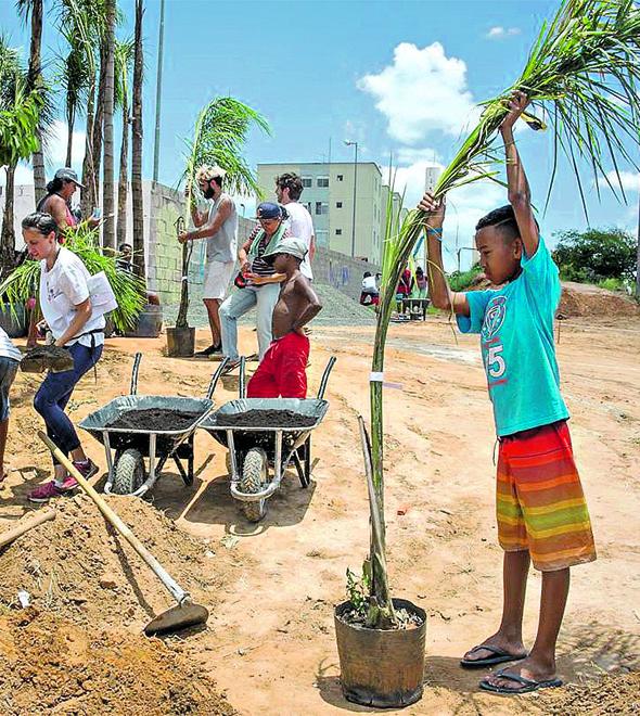 Mãos à obra: a comunidade do Jardim Bassoli se mobilizou para recuperar uma área de lazer do bairro (Isabela Senatore/divulgação)
