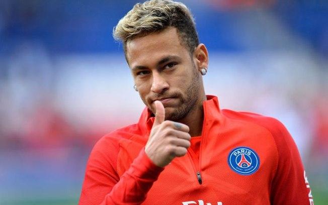 Neymar desembarcou na manhã desta quinta-feira no aeroporto do Galeão, no Rio de Janeiro, junto com o médico da seleção brasileira Rodrigo Lasmar e do cirurgião Gérard Saillant, representante do PSG (AFP)