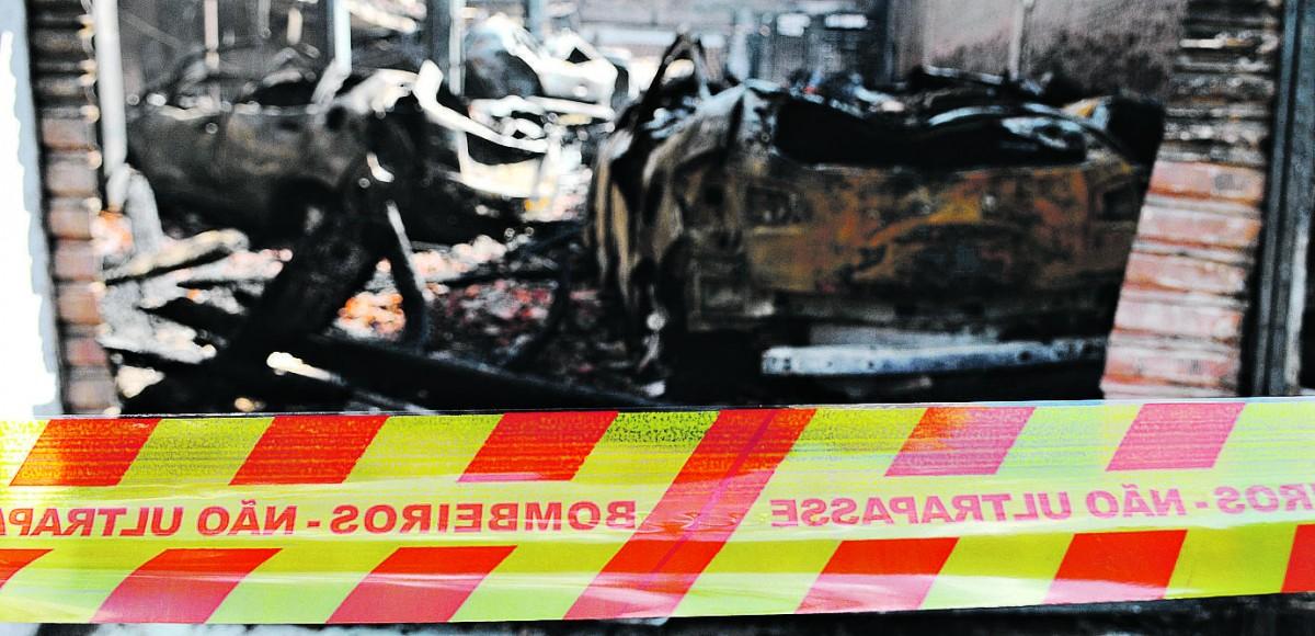 Numa oficina mecânica da Vila Nova, em Campinas, o cenário é de completa destruição com o incêndio da madrugada (Wagner Souza/AAN)