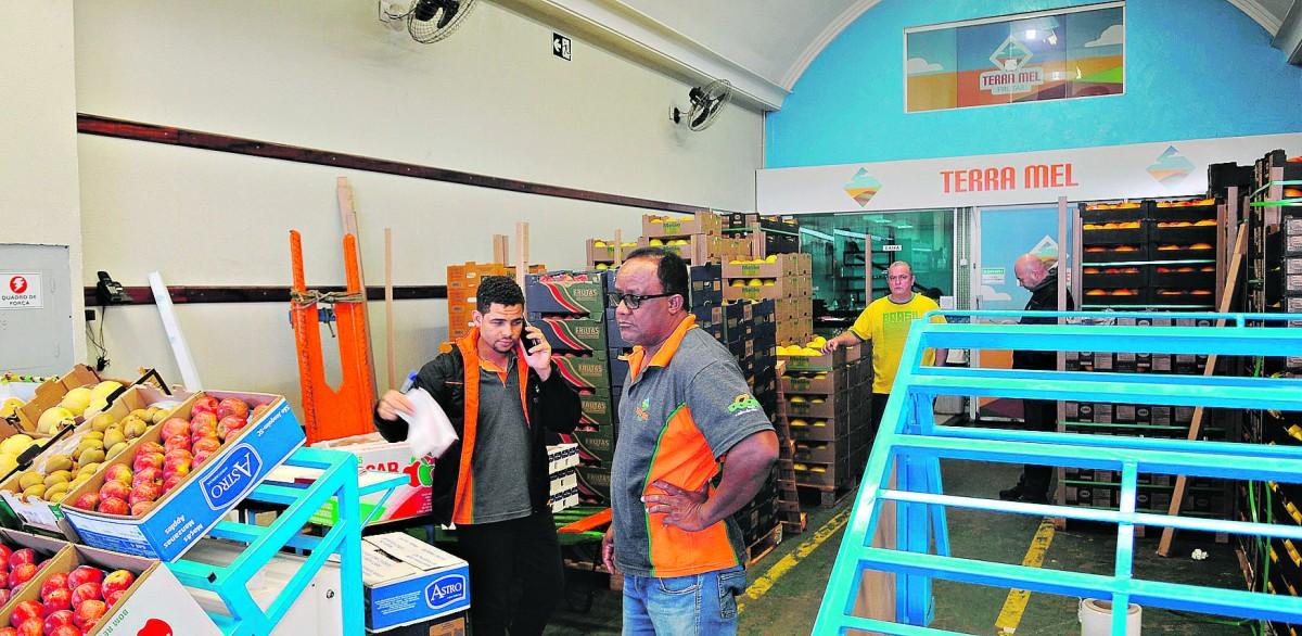 Movimentação no box Terra Mel Frutas, anteontem: grupo arrombou a porta da câmara fria, entrou no escritório da loja e levou um cofre de 300kg, além de três computadores (Matheus Pereira/Especial para AAN)