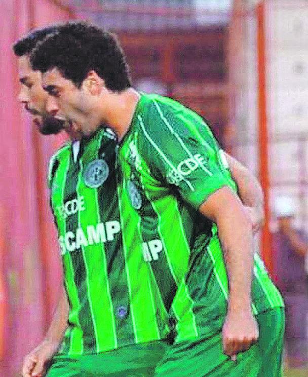 Bruno Mendes comemora com Rondinelly, que marcou contra o Audax (Guarani Press)