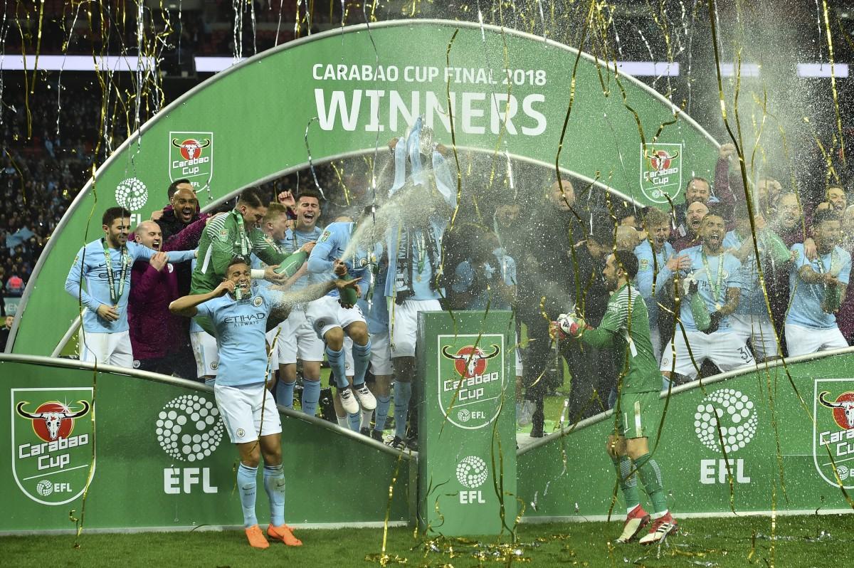 O Manchester City venceu por 3 a 0 e levantou o troféu da tradicional competição pela quinta vez (AFP)