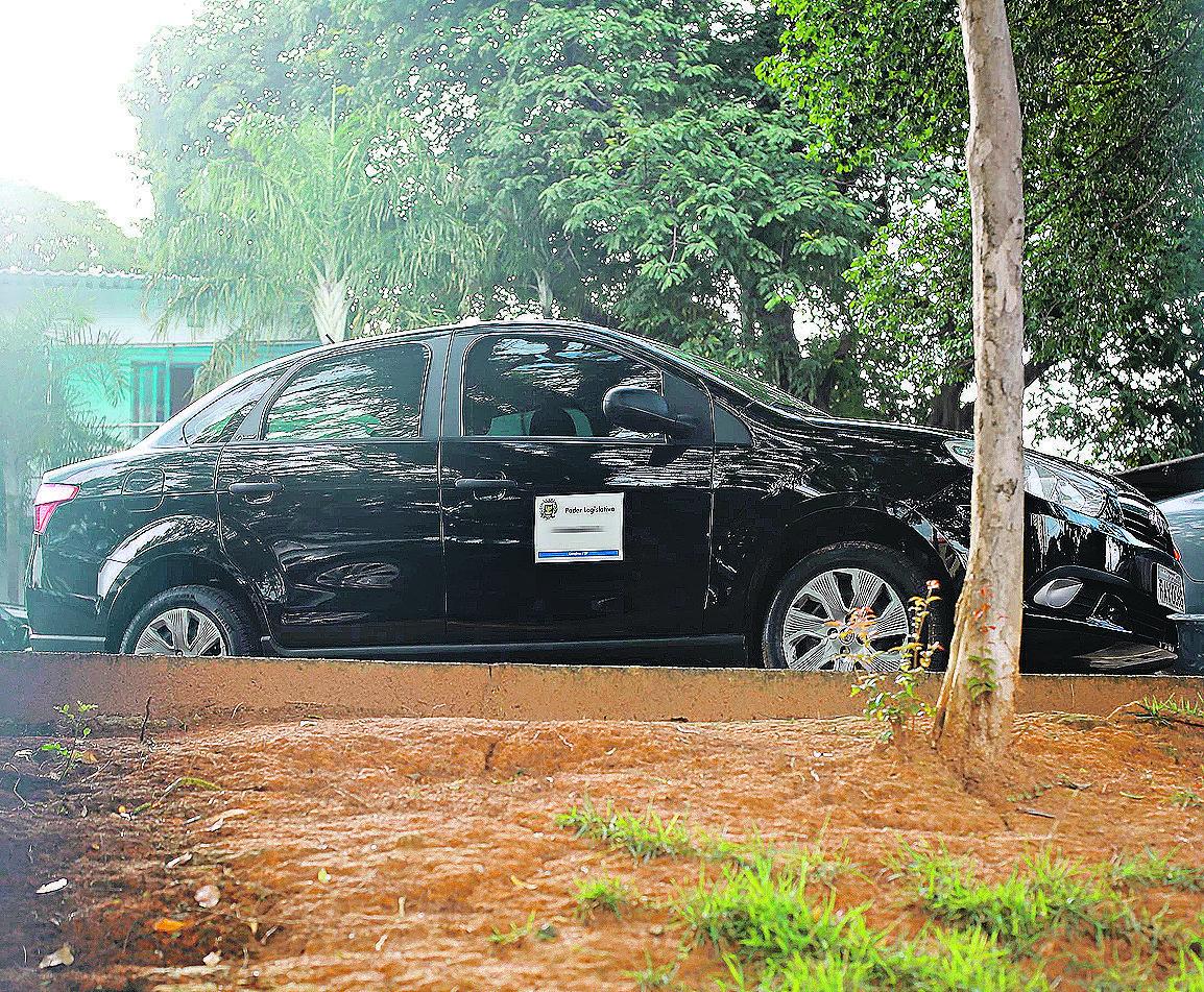 Carro oficial usado por vereador, com o brasão de Campinas na porta: parlamentar aponta riscos com exposição (Leandro Ferreira/AAN)