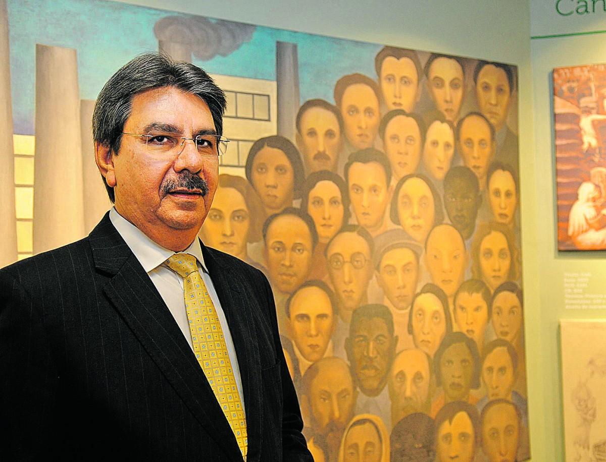 O desembargador Fernando da Silva Borges, terça-feira, na abertura das novas instalações do Centro de Memória, Arquivo e Cultura, em Campinas; no destaque,r
o recibo de venda de uma escrava, datado de 13 de dezembro de 1859 (Dominique Torquato/AAN)