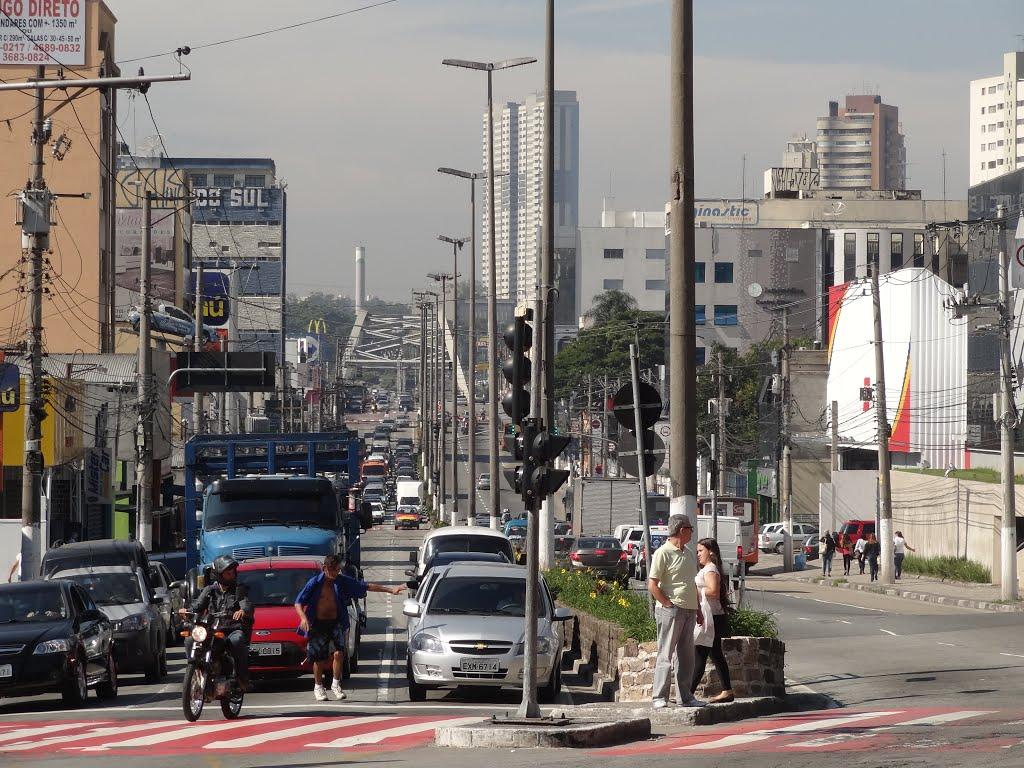 O motorista que seguia pela Avenida dos Autonomistas perdeu o controle do veículo e bateu em um muro. (Daniel Souza Lima)