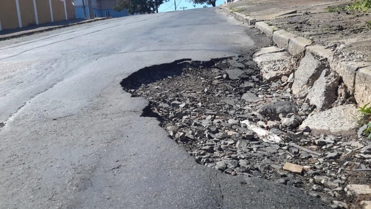 Quem passa? Uma verdadeira cratera se abriu na Rua Coiode, no Jardim Amazonas. Metade da via, aliás, está quase fechada (Lucas Rossafa)