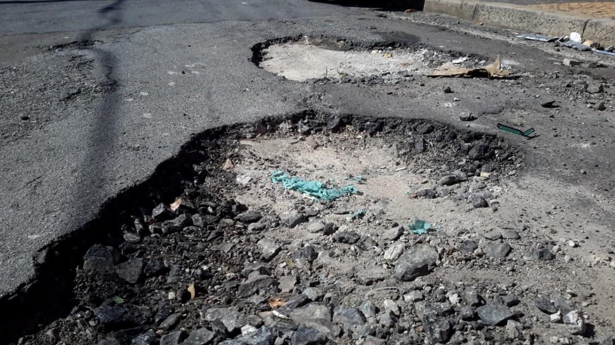 Os buracos se multiplicam na Rua Juqueri, na Vila Joaquim Inácio: pouco asfalto e muito pedregulho (Lucas Rossafa)