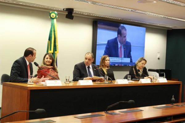 Frente Parlamentar Contra o Abuso e a Exploração de Crianças e Adolescentes, presidida pelo deputado federal Roberto Alves (PRB-SP), irá realizar audiências públicas em cidades do interior do estado de São Paulo para discutir medidas contra o abuso sexual infantojuvenil na internet (Carlos Eduardo/Ascom)