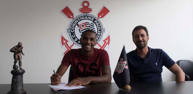 Corinthians oficializou na manhã desta segunda-feira a contratação do zagueiro Marllon, que estava na Ponte Preta (Divulgação)