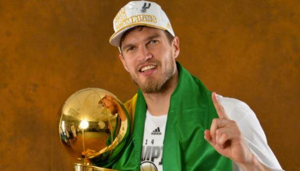 Primeiro brasileiro campeão da NBA com o San Antonio Spurs, em 2014, Tiago Splitter anunciou a sua aposentadoria aos 33 anos (Divulgação)