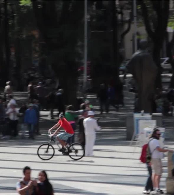 Assaltantes usam bikes na Praça da República (Divulgação)