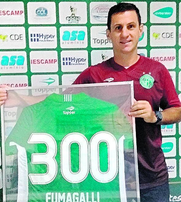 Fumagalli foi homenageado pela marca de 300 jogos pelo Guarani (Carlos Rodrigues)