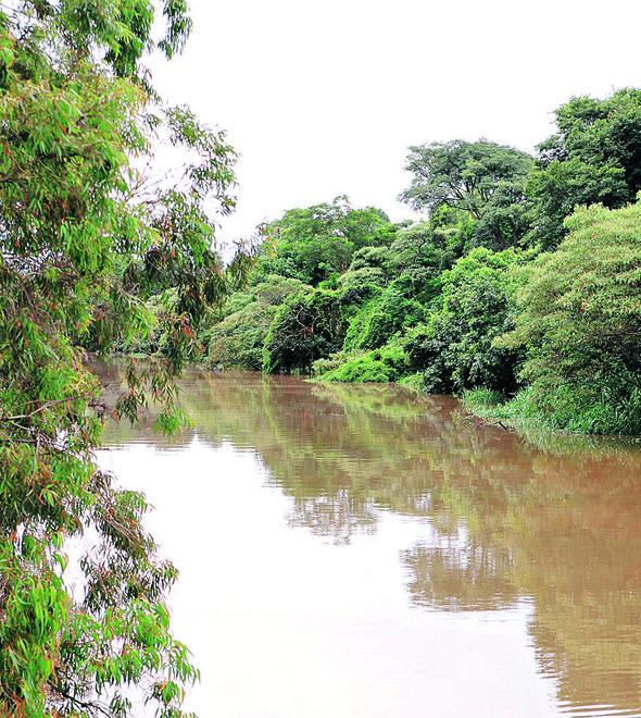 O Rio Atibaia, em Sousas, que está com o nível bem elevado em razão das chuvas na região e é responsável pelo abastecimento de 95% de Campinas (Leandro Torres)