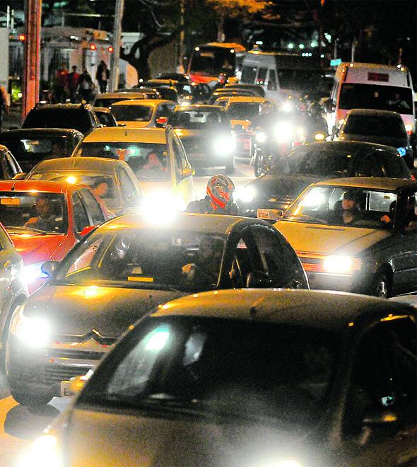 Mais carros, mais caos: número de veículos não para de crescer na cidade, e o trânsito se torna mais complicado (Cedoc/RAC)