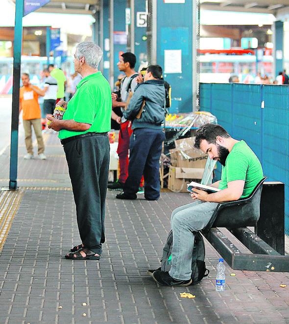 Plataforma com banco faltando no Terminal Metropolitano Prefeito Magalhães Teixeira (Leandro Ferreira)