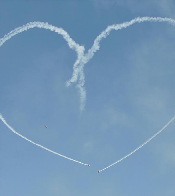 Um piloto da Virgin Atlantic teve um treino agendado para a data especial e recebeu uma rota de voo em formato de coração. (Divulgação)