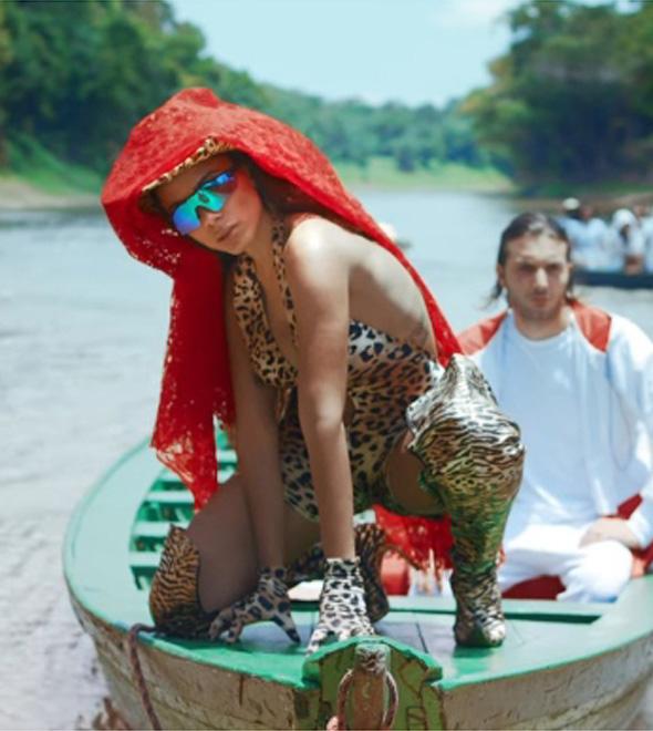 Para o figurino dos shows, Anitta se inspirou em looks nos seus clipes de mais sucesso e recriou produções icônicas em sua carreira. (Reprodução/Youtube)