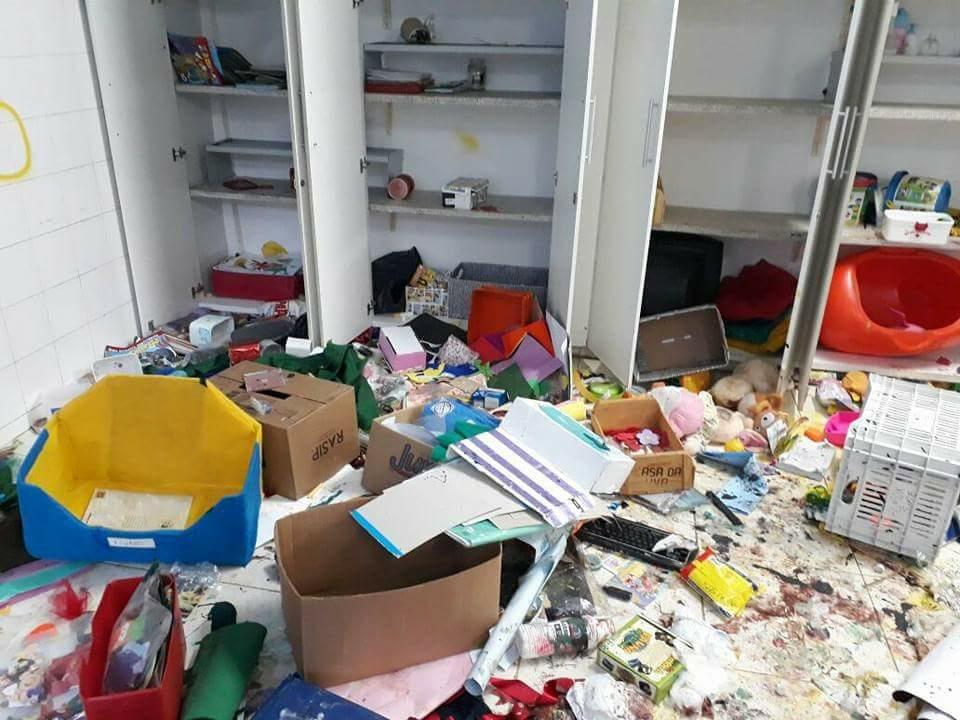 Em nota, a Prefeitura informou que a Secretaria de Educação tomou conhecimento do fato nesta quarta-feira, quando a equipe da unidade chegou ao local e encontrou uma sala de aula vandalizada (Divulgação)