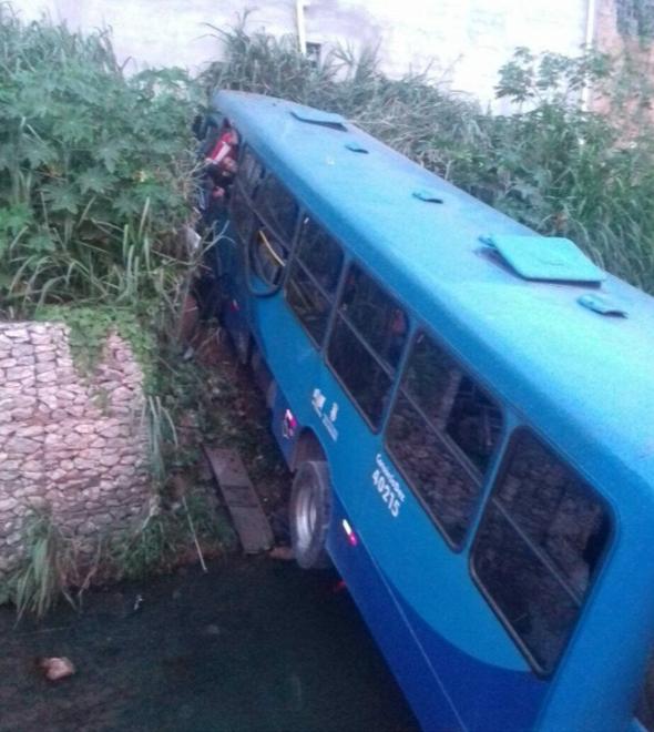 Acidente com ônibus deixa 5 mortos e 20 feridos (Divulgação)