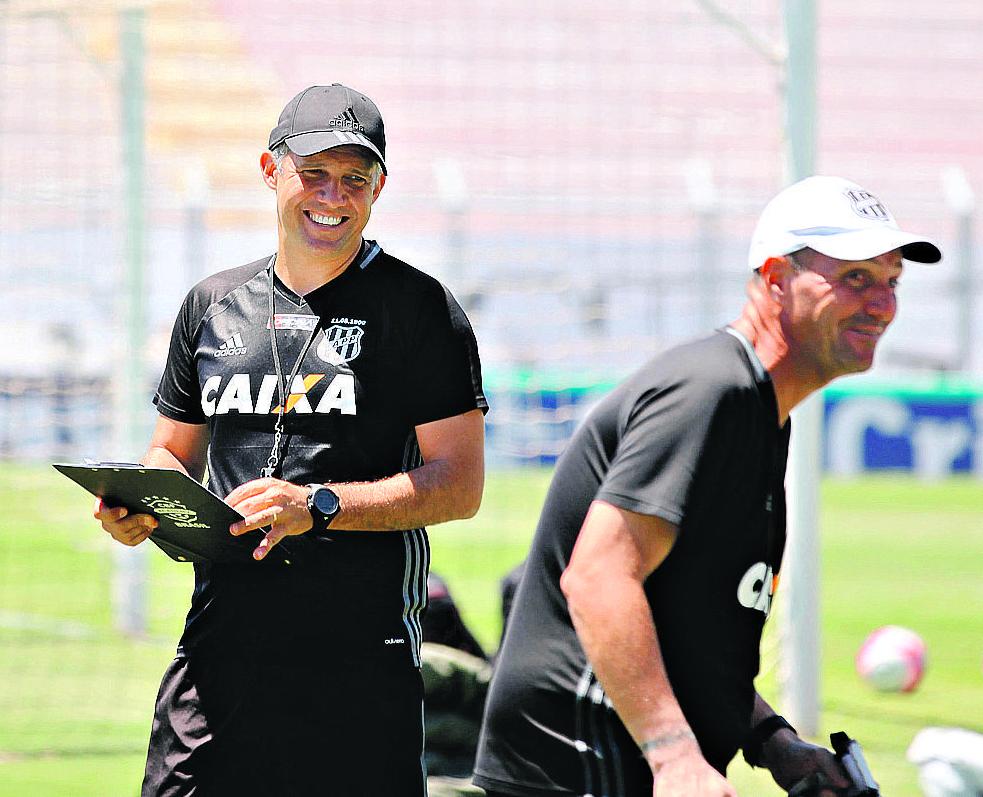 O técnico Eduardo Baptista mostra bom humor no treino da Ponte Preta: adversário de quarta-feira é o Botafogo, às 19h30, em Ribeirão Preto (Leandro Torres)