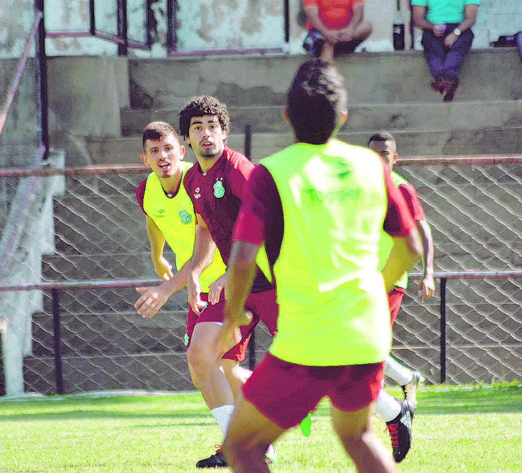 Depois de se destacar em 2012 pelo Guarani, Bruno Mendes voltou ao clube no ano passado e fala em recomeço com a camisa bugrina (Letícia Martins)