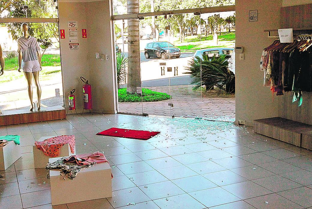 Porta de vidro de casa comercial estilhaçada por assaltante; no detalhe, imagem de câmera de segurança (Divulgação)