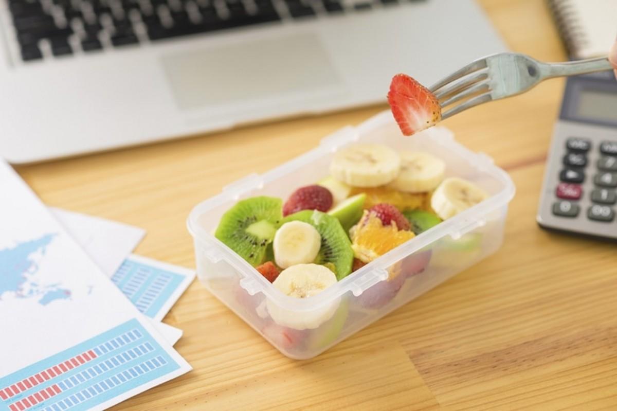 Segundo Guirau, a melhor opção para aguentar as comemorações durante o calor é apostar em snacks leves e nutritivos, que garantem mais energia e tiram a fome. (Divulgação)