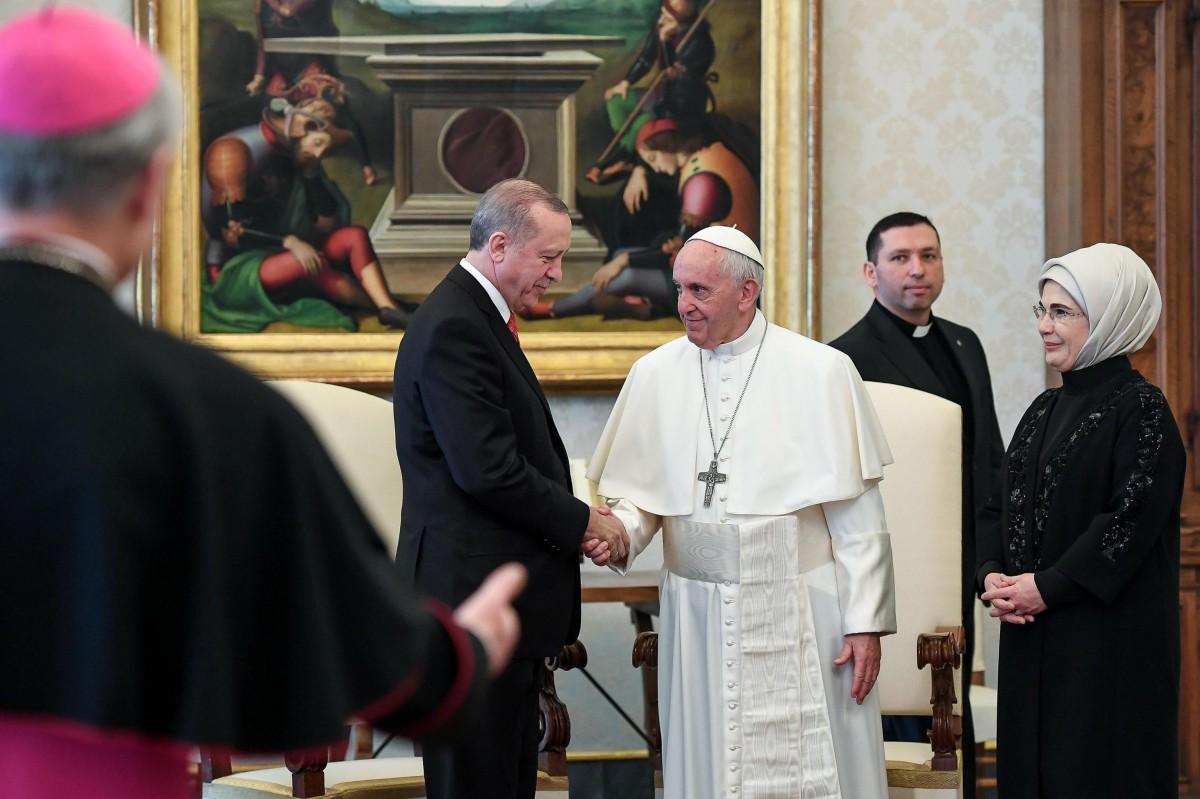 Papa oferece um símbolo da paz ao presidente turco. (Divulgação)