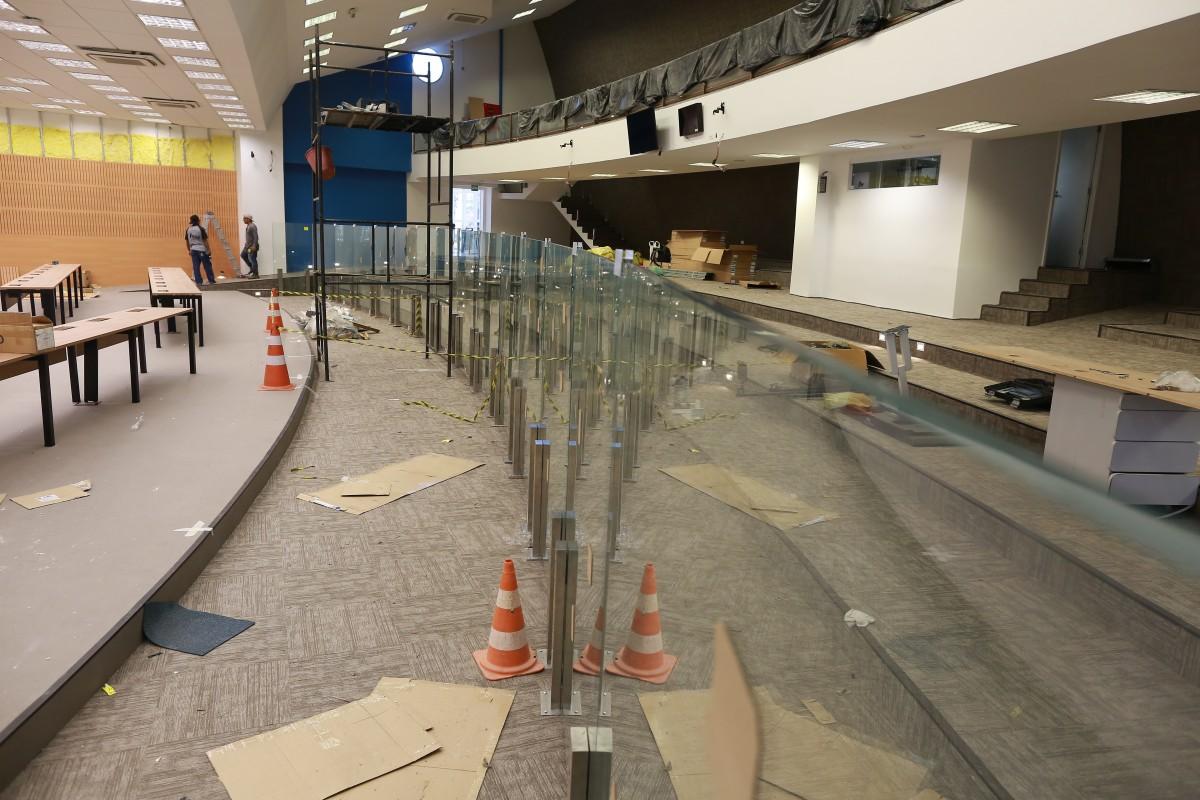 Barreira de vidro sendo instalada no plenário da Câmara de Campinas, que volta do recesso dia 5 de fevereiror
 (Leandro Ferreira/AAN)