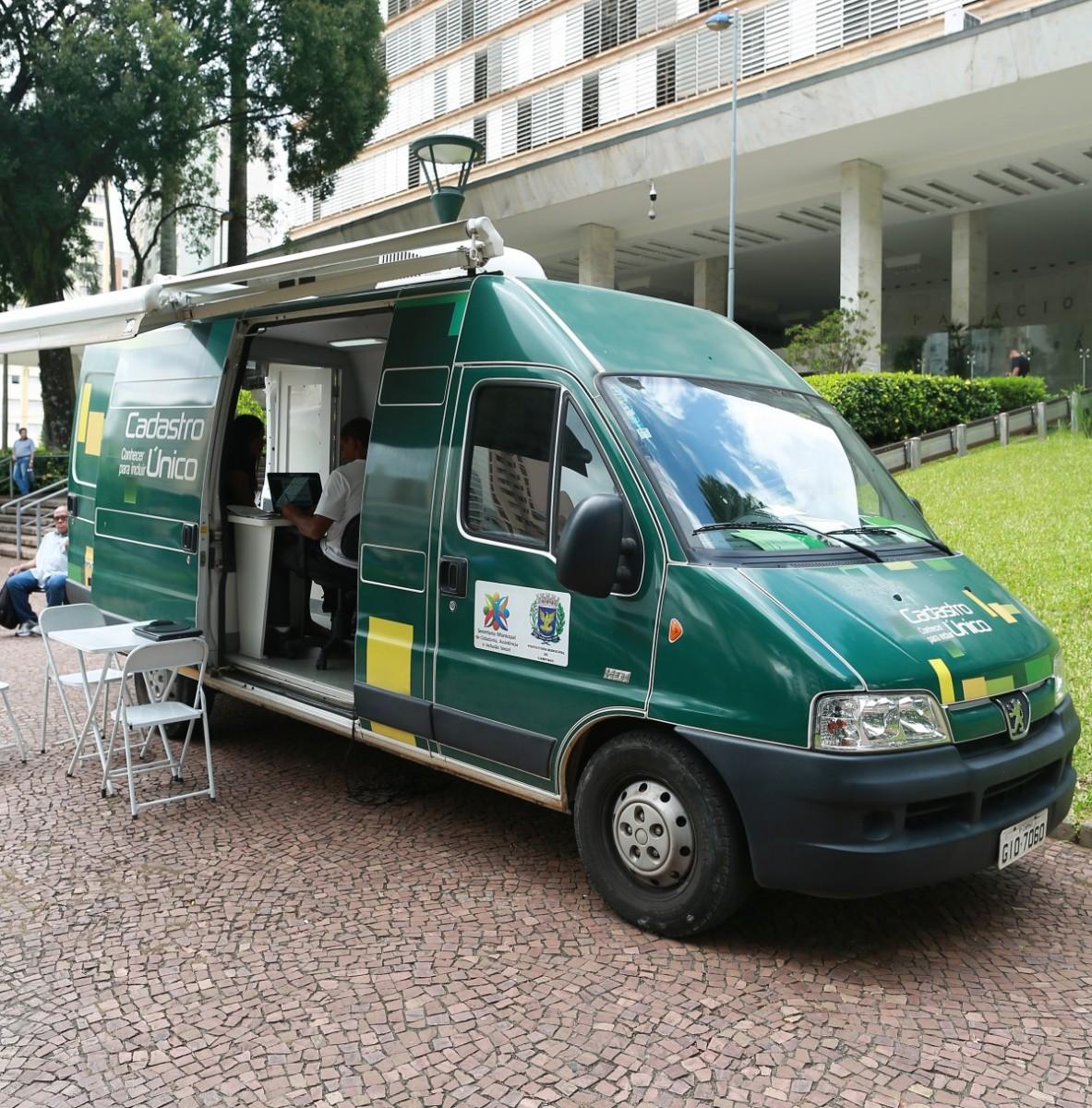 Furgão de recadastro do Bolsa Família em frente à Prefeitura de Campinas é um dos pontos de regularização (Leandro Ferreira/AAN)