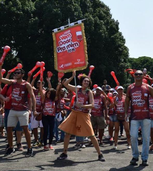 Os foliões se reuniram às 9h na Candelária, de onde seguiram para a sede do Hemorio, na Rua Frei Caneca. Ali, cerca de 100 participantes fizeram doação. (Divulgação)