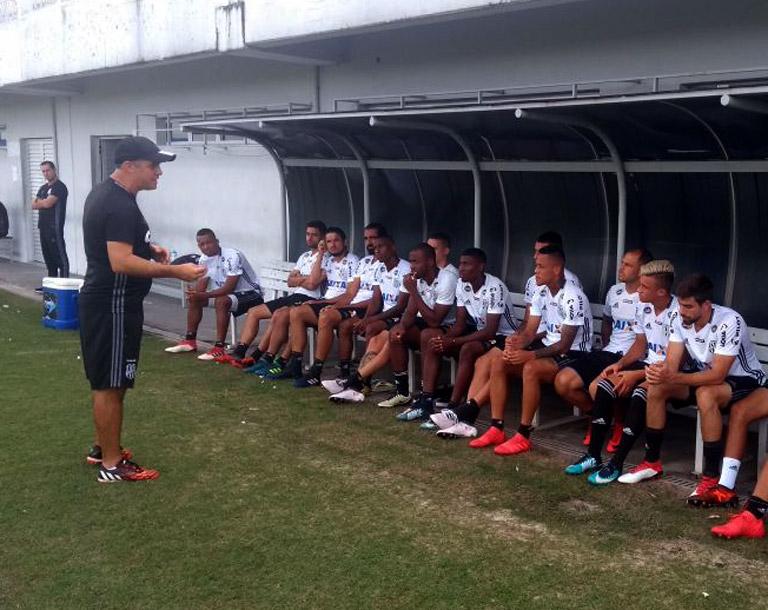 Eduardo Baptista conversa com os jogadores da Ponte Preta em Manaus: treinador mandará força máxima a campo terça-feira à noite (Divulgação)