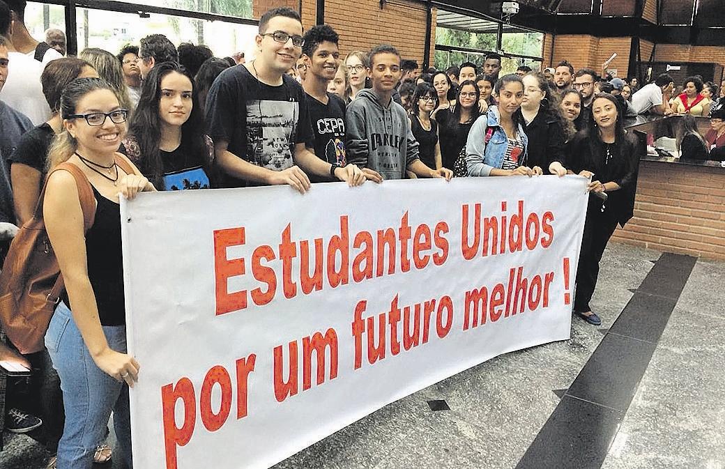 Estudantes universitários de Paulínia protestaram na Câmara contra projeto que altera bolsas de estudor
 (Divulgação)