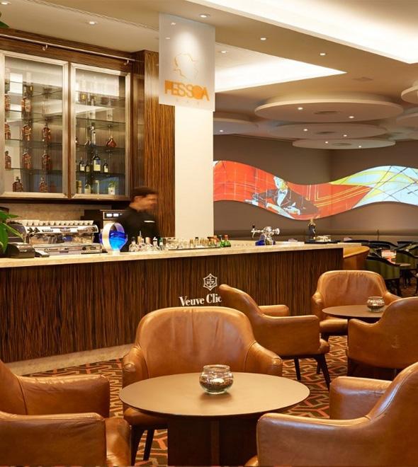 O agradável espaço do hotel conta com as melhores atrações de jazz, bossa nova, samba, MPB, rock e blues que se apresentam em seu palco. (Divulgação)
