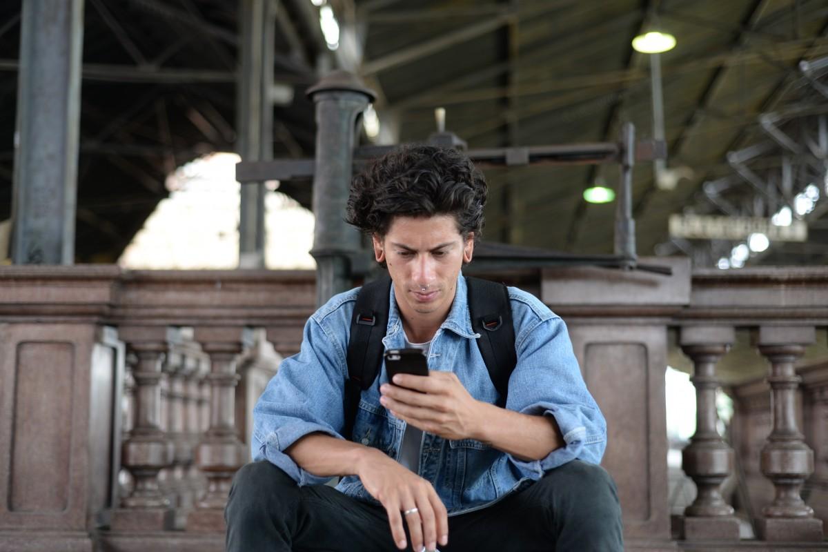 O estudante Daniel Vitor dos Santos utiliza o serviço na Estação Culturar
 (Patrícia Domingos/AAN)