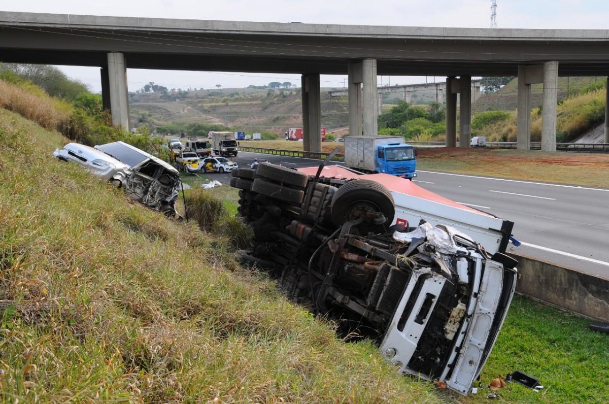 Uma carreta desgovernada provocou um acidente grave no meio da tarde desta segunda-feira (9), na Rodovia Adalberto Panzan (SP-102300), em Campinas (Wagner Souza/AAN)