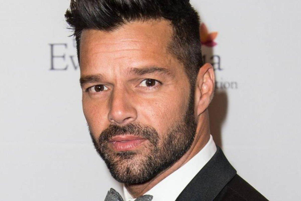 Ricky Martin posta foto nu para promover show