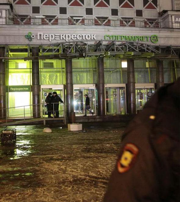 Na quarta-feira à noite, 18 pessoas ficaram feridas na explosão de uma bomba de fabricação caseira em um supermercado de São Petersburgo, na Rússia. (REUTERS/Anton Vaganov)