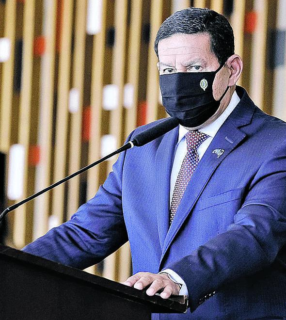 Hamilton Mourão afirma que no governo não há briga e quem decide sobre a vacinação é o presidente (Américo Mourão/VPR)