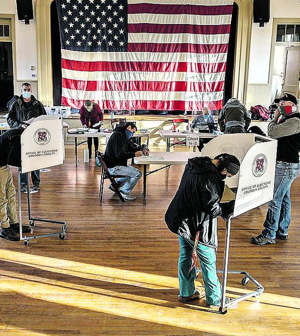 Eleitores votam em seção na cidade de Hilsboro, na Virgínia: eleição histórica pode ter recorde de participação (Andrew Caballero-Reynolds/AFP)