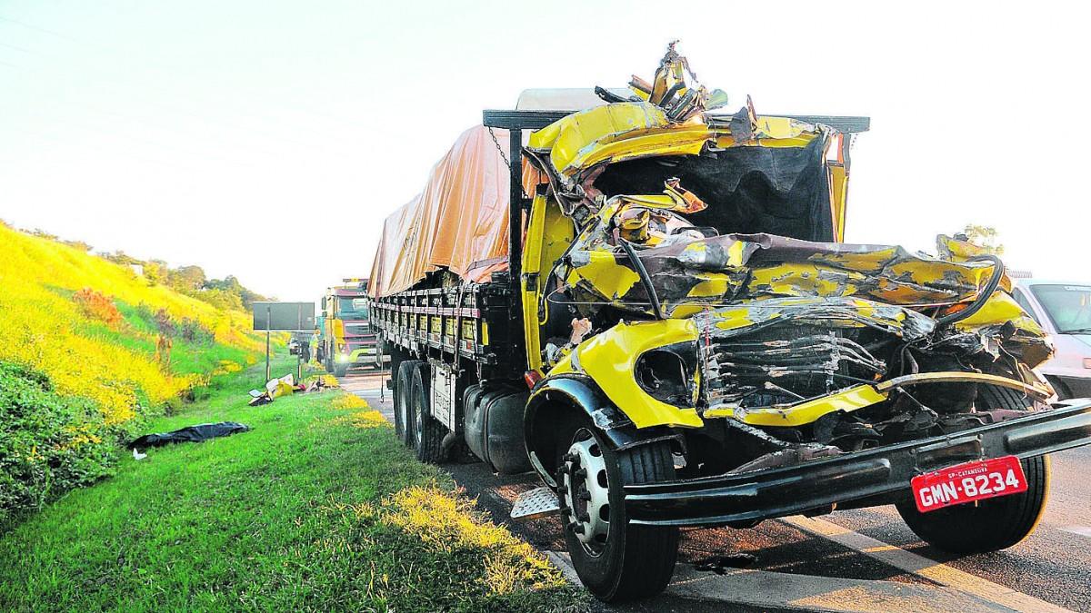 Motorista de caminhão morreu prensado na cabine depois que o veículo bateu na traseira de uma carreta, na Rodovia dos Bandeirantes, ontem (Wgner Sousa/ Estadão)