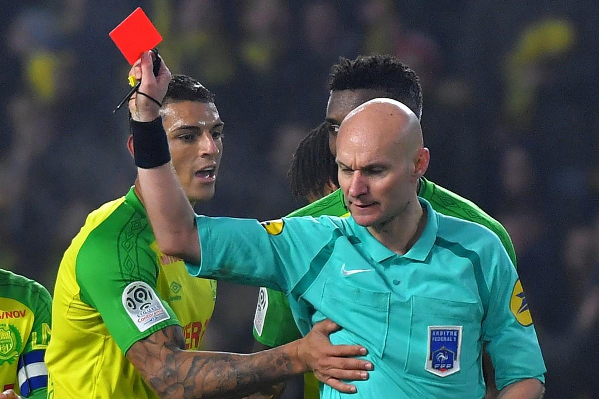 Árbitro que tentou agredir jogador brasileiro é suspenso. (Divulgação)