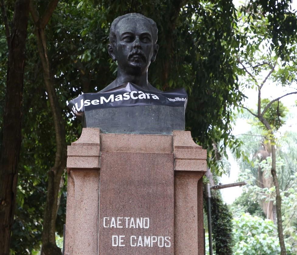 Busto de Caetano de Campos, que recebeu faixa de alerta de combate ao coronavírus, na homenagem aos mortos pela pandemia (Divulgação)