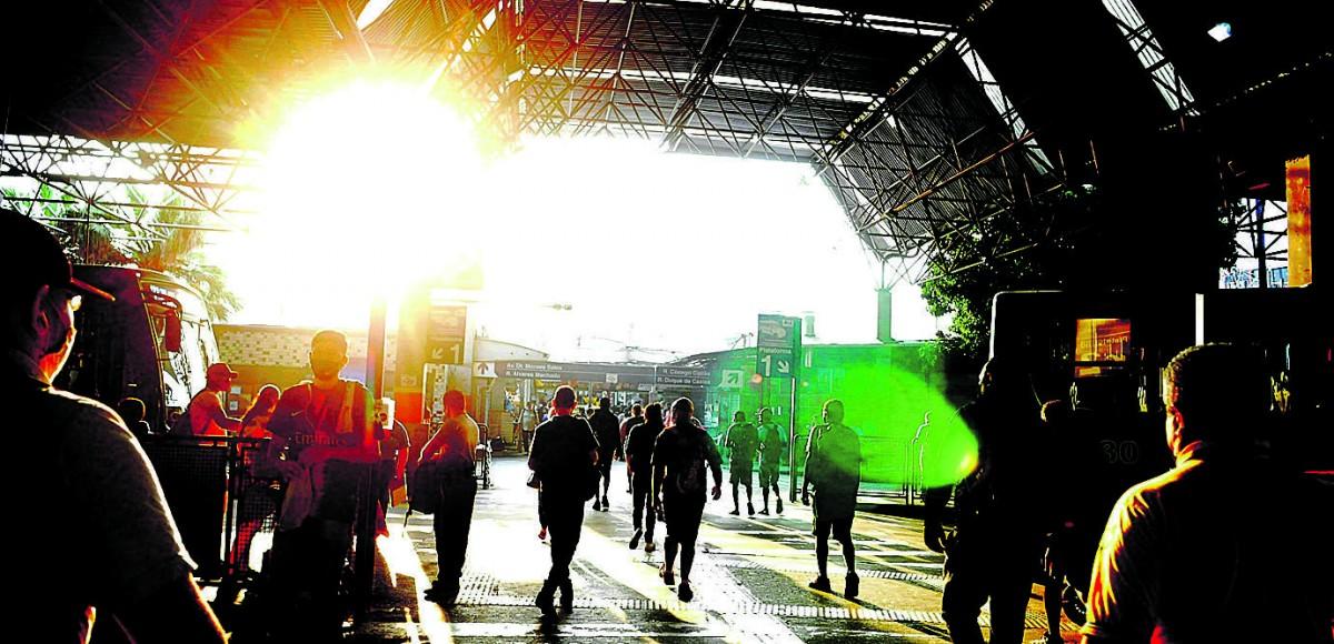Vaivém da metrópole no entardecer do Terminal Central em Campinas, com usuários indo e voltando dos compromissos (Wagner Souza/AAN)